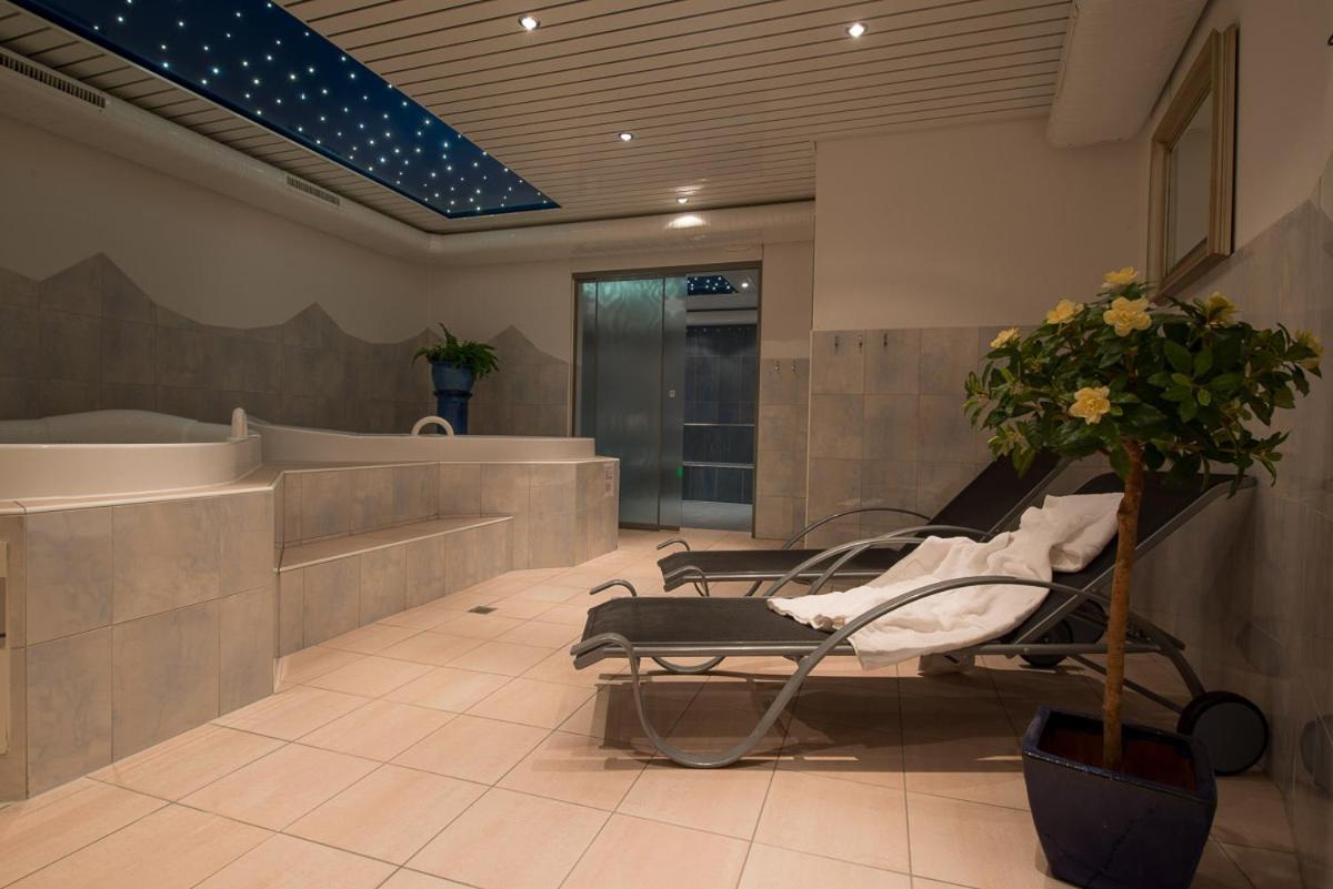 Hotel Kristall Saas-Almagell ภายนอก รูปภาพ